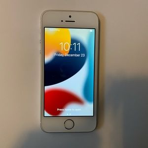 Apple iPhone SE 16GB in silver for Unlocked
